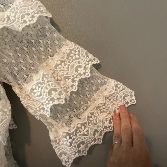 Express lace ivory top size small - Picture 3 of 4